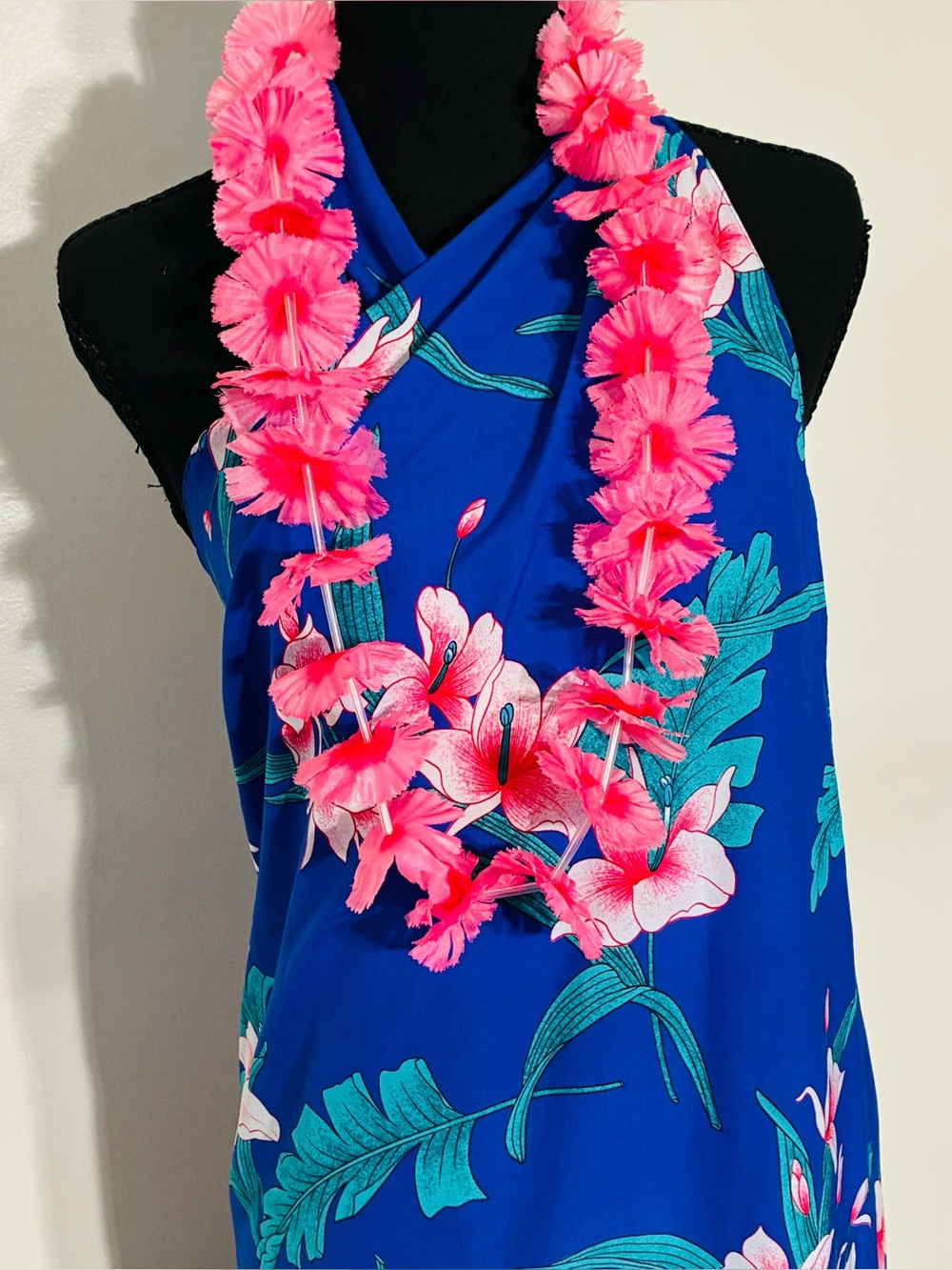 Sarang Hilo Hattie's from Hawaii. Brilliant periwinkle and pink floral. One size